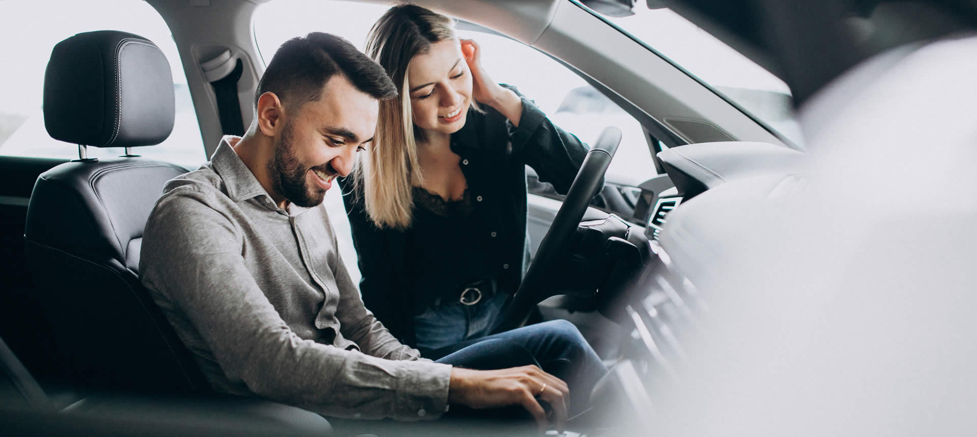 Mujer y Hombre comprando un auto | Mundoauto